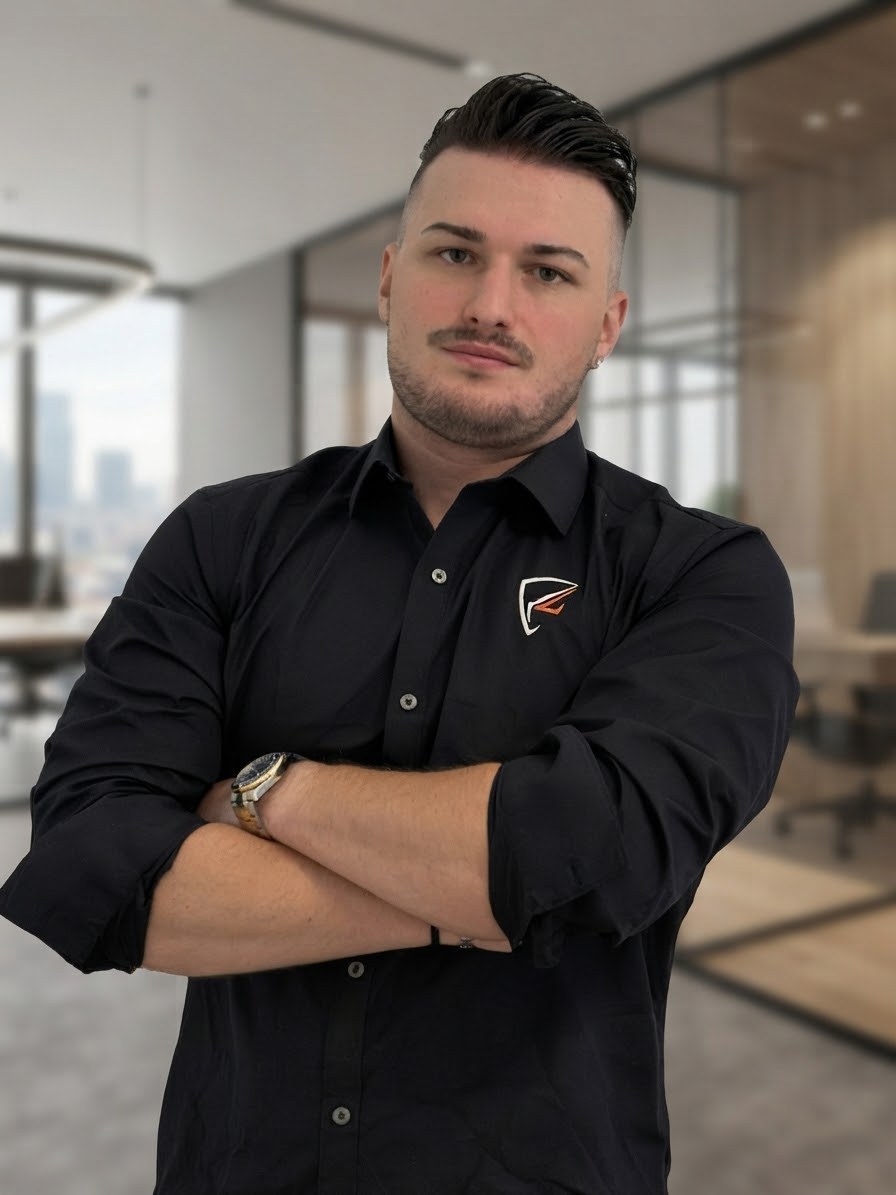 Arian Schön, Inhaber von DEF.S3C
